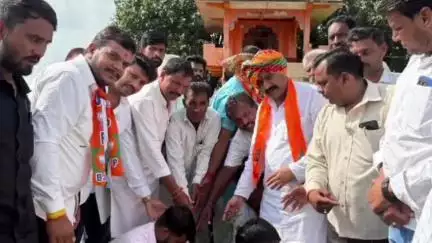बड़नगर: विधायक जितेंद पंड्या ने विधानसभा क्षेत्र के गांवों में किया जनसंपर्क