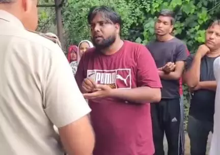 ई-रिक्शा से उतरते ही युवक की दर्दनाक मौत, तेज रफ्तार वाहन ने कुचला – परिजनों का हंगामा, SHO श्री भगवान ने दी कार्रवाई की आश्वासन
