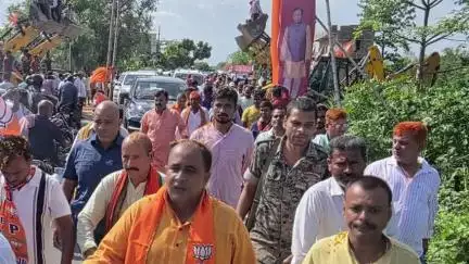 चनपटिया: चनपटिया के गुरवलिया चौक पर केंद्रीय मंत्री राजीव रंजन सिंह का स्वागत, जेसीबी से बरसाए गए फूल