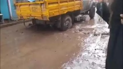 नाथनगर: जगह-जगह गड्ढों से बिषहरी स्थान रोड किचड़मय, पार्षद बोलीं- बुडको ने नरक बना दिया