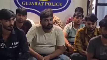 વંથળી: શાપુર  ફાર્મ હાઉસમાં ચાલતાં જુગારધામ પર ક્રાઈમ બ્રાન્ચનો દરોડો,કુલ ₹ 3.81 લાખથી વધુના મુદ્દામાલ સાથે 19 જુગારીઓ ઝડપાયા