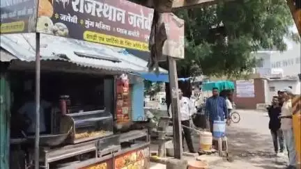 अमरावती: 'फुटपाथ फ्रीडम’ मोहिमेत मनपाची दस्तुरनगर परिसरातील अतिक्रमणांवर कारवाई; दोन ट्रक साहित्य नष्ट