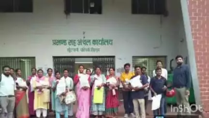 खूंटपानी: खूंटपानी प्रखंड मुख्यालय में 30 किसानों के बीच कृषि बीज का वितरण किया गया
