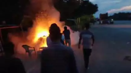 বিজনী ভাগ: বিজনীৰ দহলাপাৰা টোল প্লাজাত এখন দুচকীয়া বাহনত অগ্নিকাণ্ড