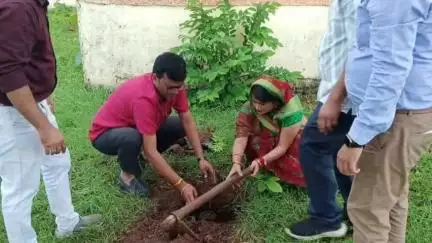छपारा: छपरा के शासकीय औद्योगिक प्रशिक्षण केंद्र में विश्व कौशल प्रशिक्षण दिवस पर वृक्षारोपण किया गया