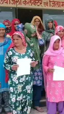 जगता बसई की नरेगा महिलाओं ने जिला कलेक्टर को ज्ञापन सौंपा, मेट और सेक्रेटरी बदलने की मांग की