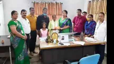 सरैयाहाट: कैंसर से पीड़ित एएनएम नलिनी मुर्मू की सामुदायिक स्वास्थ्य केंद्र के स्वास्थ्यकर्मियों ने की मदद