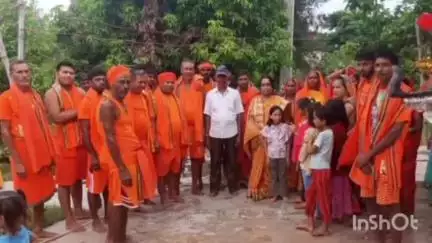 मंझिआंव: मझिआंव नगर पंचायत के खजुरी गांव से मंगलवार दोपहर दर्जनों कांवरियों का जत्था देवघर के लिए रवाना हुआ