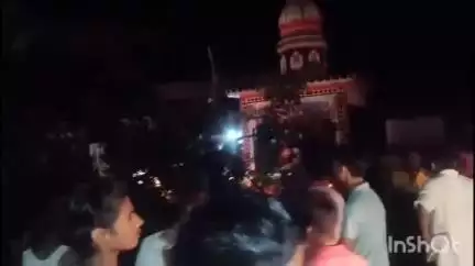 भानपुर: वाल्टरगंज थाना क्षेत्र के जिनवा चौराहे के पास बीच सड़क पर गिरा विशाल पेड़, दोनों तरफ लगा लंबा जाम