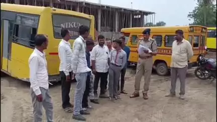 मोहन बड़ोदिया: थाना प्रभारी ने मोहन बड़ोदिया के प्राइवेट स्कूलों में वाहनों के दस्तावेज चेक कर नशा मुक्ति की शपथ दिलाई