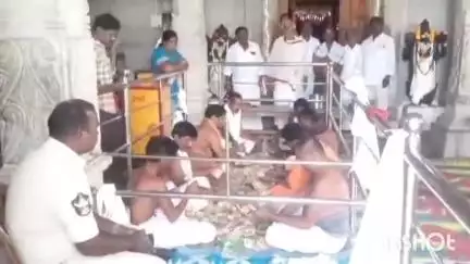 తంబళ్లపల్లె మల్లయ్య కొండపై వెలసిన శ్రీ భ్రమరాంబ మల్లికార్జున స్వామి ఆలయానికి హుండీ ద్వారా రూ.5,23లక్షలు ఆదాయం వచ్చింది