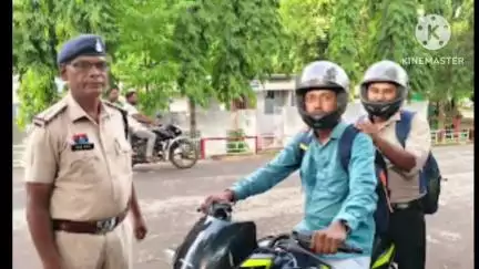 बैकुंठपुर: बैकुंठपुर के पास दो युवकों ने घायल को सीपीआर देकर बचाई जान, कोरिया जिले के यातायात प्रभारी ने किया सम्मानित