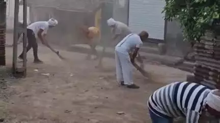 तेल्हारा: घोडेगाव येथे वडिलांच्या तेरवीच्या निमित्त संपूर्ण गावाची स्वच्छता करून आगळीवेगळी वाहिली नातेवाईकांनी श्रद्धांजली