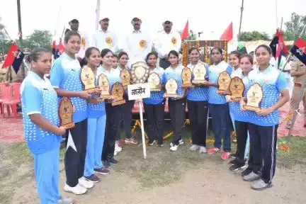 उरई: इंदिरा स्टेडियम में फुटबॉल प्रतियोगिता का समापन, पुलिस उपमहानिरीक्षक झांसी परिक्षेत्र ने किया सम्मानित