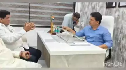 पेठ: कुळवंडीसह प्राथ . आरोग्य केंद्रातील सुविधांबाबत संजय वाघ यांनी मुंबईत आरोग्य मंत्र्यांची भेट घेऊन केली चर्चा