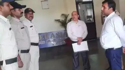 बैरसिया: भोपाल कलेक्टर कौशलेंद्र विक्रम सिंह ने बैरसिया में बने कंट्रोल रूम का निरीक्षण किया
