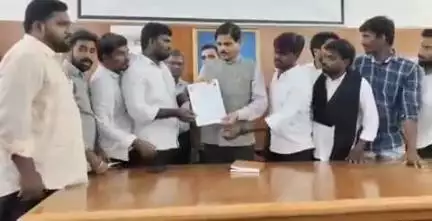 మేడ్చల్: ఓయూలో పిహెచ్డి ఫలితాలను రిజర్వేషన్ల ప్రకారమే విడుదల చేయాలని వీసీ ప్రొఫెసర్ కుమార్ కు వినతిపత్రం అందజేత