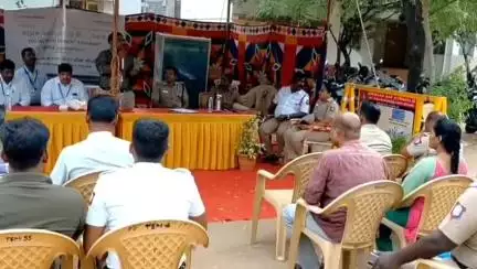திண்டுக்கல் கிழக்கு: நகரில் உள்ள 6 காவல் நிலையங்களுக்கு தளவாட சாமான்களை DSP முன்னிலையில் வழங்கிய தொண்டு நிறுவனம்