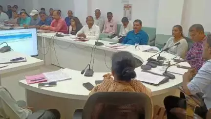 हरदा: कलेक्टर ने कलेक्टर कार्यालय में ग्रामीण क्षेत्र में राशन को लेकर विशेष बैठक की