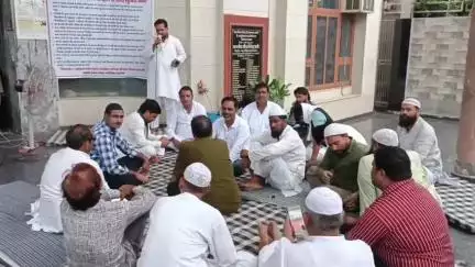 कैराना: नगरपालिका कैराना में चेयरमैन के खिलाफ चल रही सभासदों की भूख हड़ताल खत्म, धरना अभी भी जारी