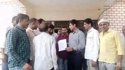 राहतगढ़: झिला गांव के निवासी अधूरी सड़क और कीचड़ से परेशान, एसडीएम के नाम तहसीलदार को सौंपा ज्ञापन