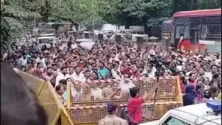 नाशिक: शहरातील आदिवासी विकास भवनावर बिऱ्हाड मोर्चेकरांनी मांडला ठिय्या, जोरदार घोषणाबाजी