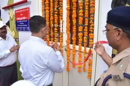उरई: उरई पुलिस लाइन में पुलिस उपमहानिरीक्षक झांसी ने नवनिर्मित कंप्यूटर लैब व प्रशिक्षु आरक्षी शिक्षण का फीता काटा
