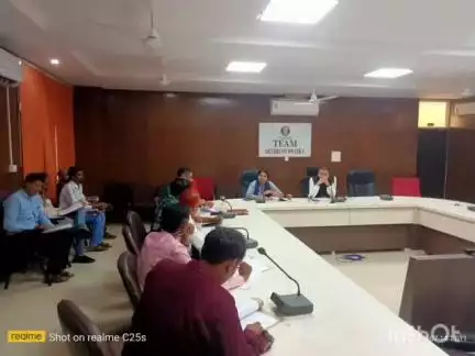 ખંભાળિયા: રાજકીય પક્ષોના પ્રતિનિધિઓ સાથે કલેક્ટર કચેરી ખાતે બેઠક કરી સલાહ સૂચનો લેવાયા.