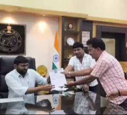 ସୁନ୍ଦରଗଡ ସହର: ବିଭିନ୍ନ ସମସ୍ୟାର ସମାଧାନ ପାଇଁ ଜିଲ୍ଲାପାଳ ଙ୍କୁ ତାଙ୍କ ଅଫିସ ରେ ସାକ୍ଷାତ କରି ଆଲୋଚନା କରିବା ସହ ଦାବି ପତ୍ର ପ୍ରଦାନ କଲେ ବିଜେଡ଼ି ନେତା