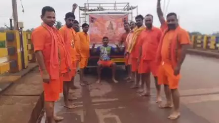 नोआमुंडी: नोवामुंडी से बासुकीनाथ जलार्पण के लिए रवाना हुआ कंवरियों का जत्था