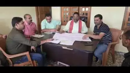 बलरामपुर: झारखंडी रेलवे क्रॉसिंग पर ओवरब्रिज के निर्माण को लेकर सदर विधायक पलटूराम ने सेतु निगम के अधिकारियों के साथ की बैठक