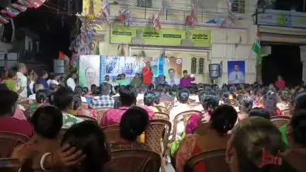 বহরমপুর: আমি নয় আমরা প্রত্যেকেই তৃণমূল কর্মী,একুশে জুলাই এর প্রস্তুতি সভা মঞ্চে 
বহরমপুরে বললেন পৌরপিতা নাড়ুগোপাল মুখার্জি