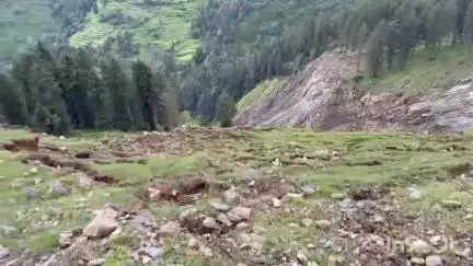 मंडी: कालंग गांव में संभावित भूस्खलन के दृष्टिगत ग्रामीणों को सुरक्षित स्थान पर किया गया स्थानांतरित