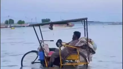 सोरांव: फाफामऊ क्षेत्र में खतरे के निशान के पास पहुंचा गंगा नदी का जलस्तर, बाढ़ चौकियों को किया गया अलर्ट