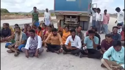 కొండ కింద తండా గ్రామ ప్రజల ధర్నా