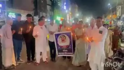 ନବରଙ୍ଗପୁର ପୋଲିସ ଷ୍ଟେସନ: ଗାନ୍ଧିଛକରେ କ୍ୟାଣ୍ଡେଲ ଜାଳି ବାଲେଶ୍ୱର ର ମୃତ ଛାତ୍ରୀ ଙ୍କୁ ଶ୍ରଦ୍ଧାଞ୍ଜଳି ଜ୍ଞାପନ କଲା ଜିଲ୍ଲା କଂଗ୍ରେସ