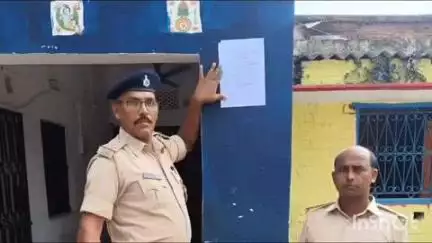 बरौली: बरौली थाना पुलिस ने कोर्ट के आदेश पर फर्जीवाड़ा मामले में फरार आरोपित के घर पर चिपकाया इश्तहार