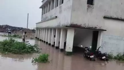 सारठ: लगातार बारिश से जनजीवन अस्त-व्यस्त, तुलसीडाबर स्कूल में पानी भरने से पठन-पाठन बाधित, BEEO ने बगल के स्कूल में किया शिफ्ट