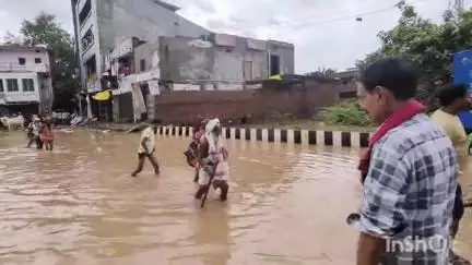 कर्वी: भीषण बाढ़ के बाद श्रद्धालुओं और सफाई कर्मचारियों ने संभाला मोर्चा, मंदिर और आश्रमों से गंदगी साफ की गई