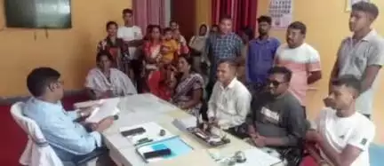 पटमदा: 32 पीडीएस दुकानों में अगस्त का राशन नहीं पहुंचने से नाराज़ डीलरों ने प्रभारी एमओ को सौंपा ज्ञापन