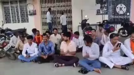 खुरई: उपजमंडी में किसानों का धरना, व्यापारियों द्वारा शेडों पर कब्ज़ा हटवाने की मांग