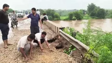 कैलारस: नैपरी पुल के गड्ढों पर प्रशासन ने नहीं दी ध्यान, तो राहगीरों और स्थानीय लोगों ने श्रमदान कर भरा