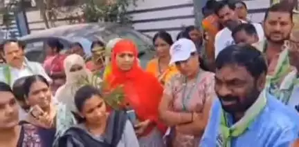 మేడ్చల్: దమ్మైగూడ మున్సిపల్ కమిషనర్ కు సెల్ టవర్ ఏర్పాటు చేస్తున్నారంటూ స్థానికుల ఫిర్యాదు