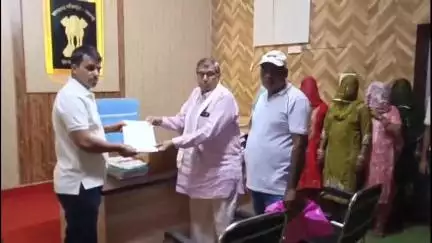 सिद्धमुख: चाँदगोठी में मंदिर भूमि से अतिक्रमण हटाने की मांग को लेकर ग्रामीणों ने उपखंड अधिकारी राजगढ़ को सौंपा ज्ञापन