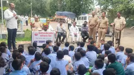 दिग्रस: नगर परिषद शाळा क्र. १ येथील विद्यार्थ्यांनी दिग्रस पोलीस ठाण्यात भेट देऊन पोलीस ठाण्याच्या कामकाजची घेतली माहिती
