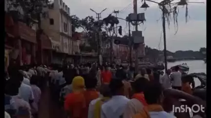 कर्वी: रामघाट स्थित महाराजाधिराज मतगजेंद्रनाथ महाराज का जलाभिषेक करने पहुंचे हजारों श्रद्धालु