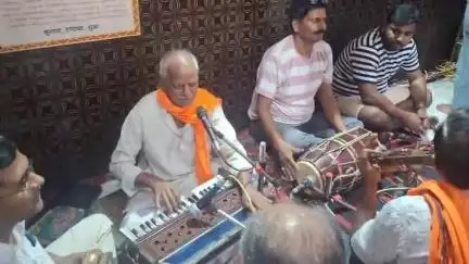 कन्नौज: मकरंदनगर स्थित हनुमान मंदिर में भजन कीर्तन कार्यक्रम का हुआ आयोजन, आरती के बाद बांटा गया प्रसाद