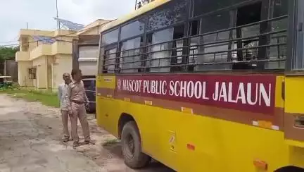 जालौन: जालौन नगर में स्कूली बस का ₹11 हजार का हुआ चालान, कोतवाली में बंद हुई बस, एआरटीओ ने चलाया चेकिंग अभियान