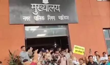 चीनोर: ग्वालियर में जल भराव और सीवर संकट पर नगर निगम मुख्यालय में हंगामा