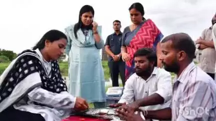 కరీంనగర్: చేప పిల్లల ఉత్పత్తిపై జీవశాస్త్ర విద్యార్థులకు క్షేత్రస్థాయిలో అవగాహన కల్పించాలి: జిల్లా కలెక్టర్ పమేలా సత్పతి